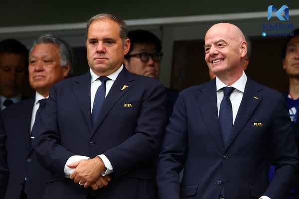 世界杯FIFA体育新闻:詹尼·因凡蒂诺(右)拒绝了维克多·蒙塔利亚尼的请求。/ 克里斯·布伦斯基尔/Fantasista/Getty Images