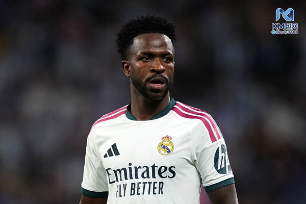 世界杯FIFA体育新闻:维尼修斯·儒尼奥尔周末遭到了无情的批评。/ Alex Caparros/Getty Images