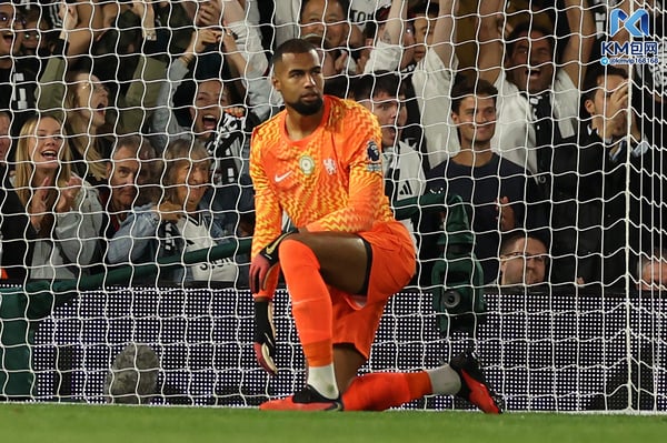 世界杯FIFA体育新闻:罗伯特·桑切斯又度过了一个不堪回首的夜晚。/ Adrian Dennis/AFP/Getty Images