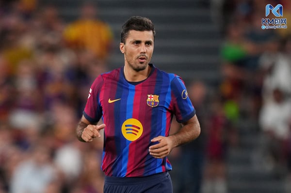 世界杯FIFA体育新闻：罗德里完成了他在巴塞罗那的正式首秀。/ Alex Caparros/Getty Images