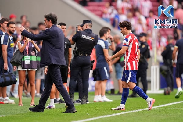 世界杯FIFA体育新闻:与比利亚雷亚尔战平后,阿尔瓦雷斯独自离开了球场。/ Angel Martinez/Getty Images
