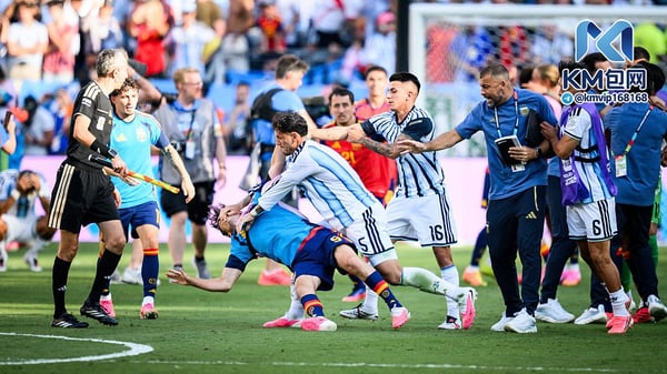 世界杯FIFA体育新闻：帕雷德斯身处大都会人寿体育场那场混乱冲突的中心位置。/ Marvin Ibo Guengoer/GES Sportfoto/Getty Images