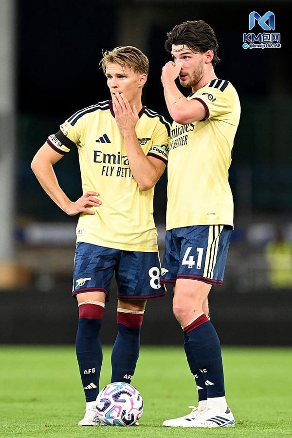 世界杯FIFA体育新闻:马丁·厄德高(左)和德克兰·赖斯上半场几乎毫无建树。/ Stuart MacFarlane/阿森纳足球俱乐部/Getty Images