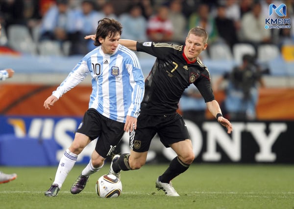 世界杯FIFA体育新闻:在2010年南非世界杯四分之一决赛中,德国队的巴斯蒂安·施魏因施泰格与阿根廷队的莱昂内尔·梅西展开较量。