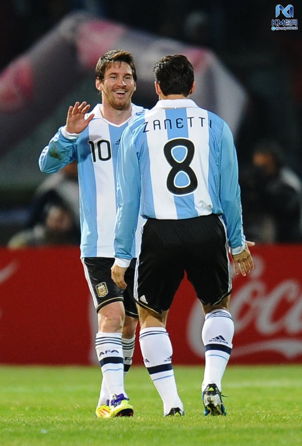 世界杯FIFA体育新闻:莱昂内尔·梅西(左)和哈维尔·萨内蒂为阿根廷队重叠。 /罗德里戈·布恩迪亚/法新社/盖蒂图片社