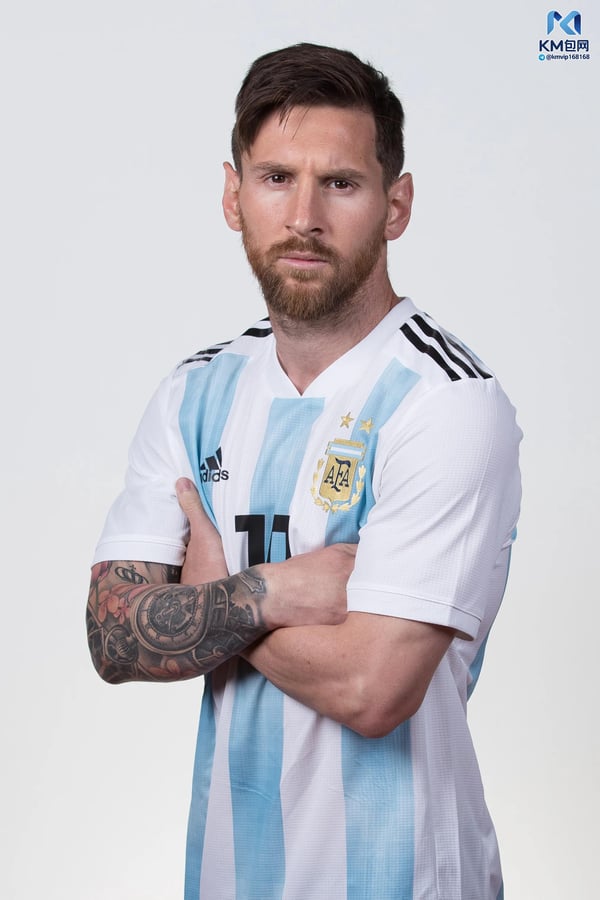 世界杯FIFA体育新闻:阿根廷球星莱昂内尔·梅西在2018年俄罗斯世界杯™开赛前摆姿势拍照