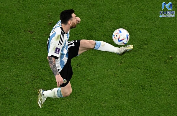 世界杯FIFA体育新闻:在2022年卡塔尔世界杯C组卢赛尔体育场举行的比赛中,莱昂内尔·梅西代表阿根廷队对阵墨西哥队时控球。