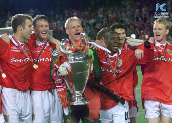 世界杯FIFA体育新闻:曼联在1999年赢得了三冠王。/ Eric Cabanis/Getty Images