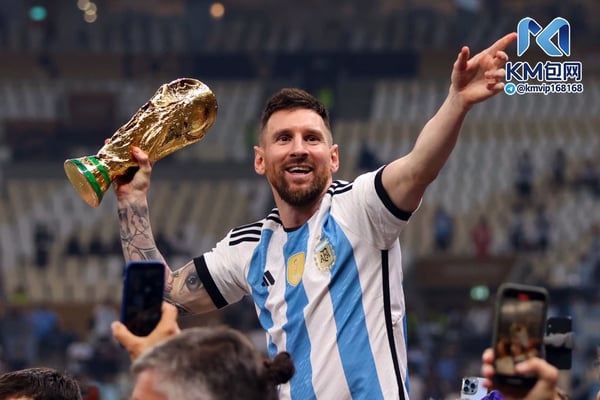 世界杯FIFA体育新闻:莱昂内尔·梅西在2022年达到了他职业生涯的巅峰巅峰。/ Marc Atkins/Getty Images