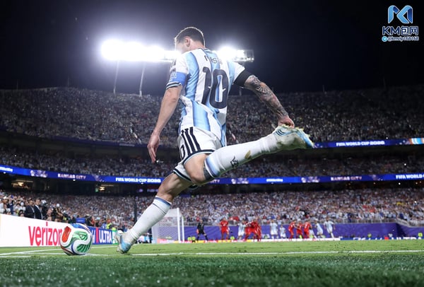 世界杯FIFA体育新闻:在 2026 年 FIFA 世界杯™ 四分之一决赛中,梅西代表阿根廷队在堪萨斯城体育场对阵瑞士队时开出角球。