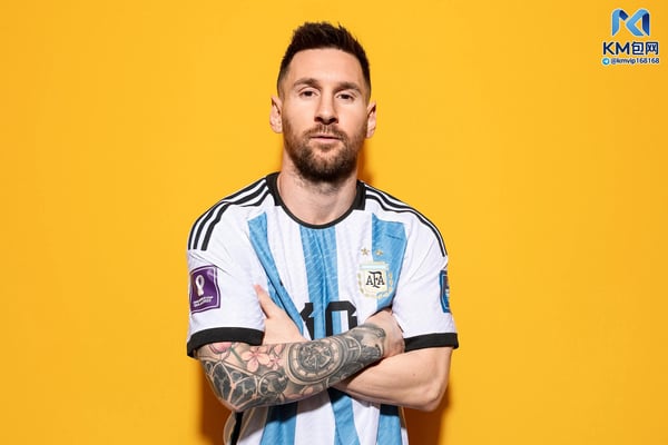 世界杯FIFA体育新闻:阿根廷球星莱昂内尔·梅西在2022年卡塔尔世界杯™开幕前摆姿势拍照