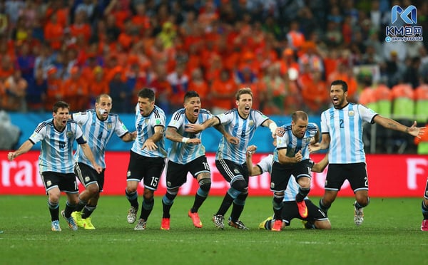 世界杯FIFA体育新闻:在2014年巴西世界杯™半决赛中,阿根廷队在圣保罗竞技场通过点球大战战胜荷兰队,梅西和队友们庆祝胜利。