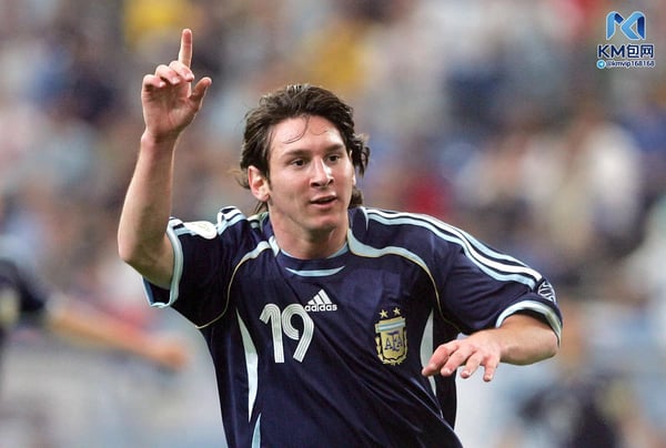 世界杯FIFA体育新闻:莱昂内尔·梅西在2006年德国世界杯上庆祝阿根廷队对阵塞尔维亚和黑山队的进球。