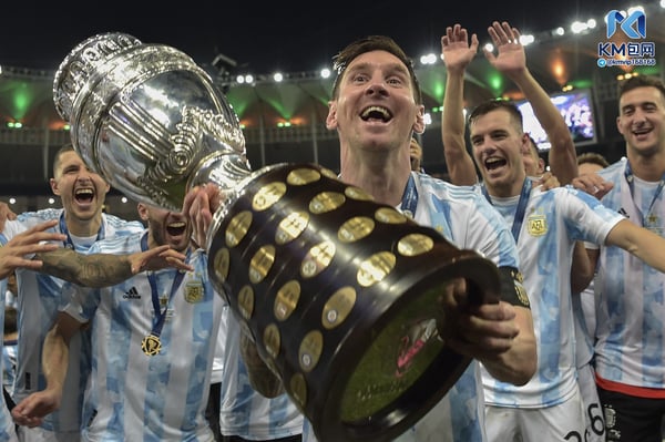 世界杯FIFA体育新闻:梅西终于以最甜蜜的方式帮助阿根廷赢得了一座奖杯。/ Carl De Souza/AFP/Getty Images