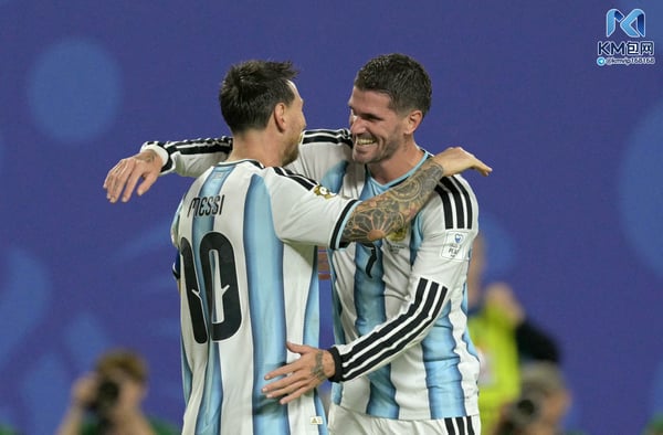 世界杯FIFA体育新闻:梅西的“保镖”是最早表达对他喜爱之情的人之一。/ Juan Mabromata/AFP/Getty Images