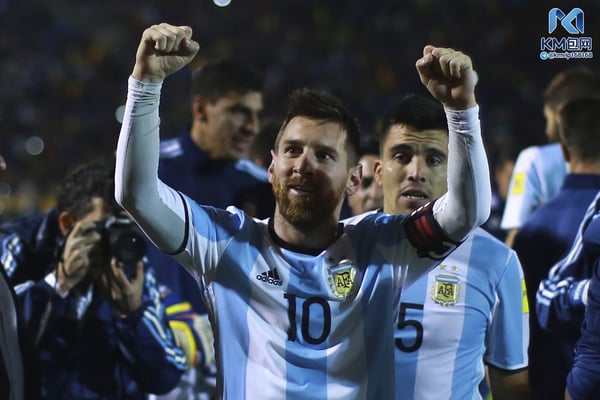 世界杯FIFA体育新闻:凭借梅西的帽子戏法,阿根廷队晋级2018年世界杯。/ Hector Vivas/Getty Images