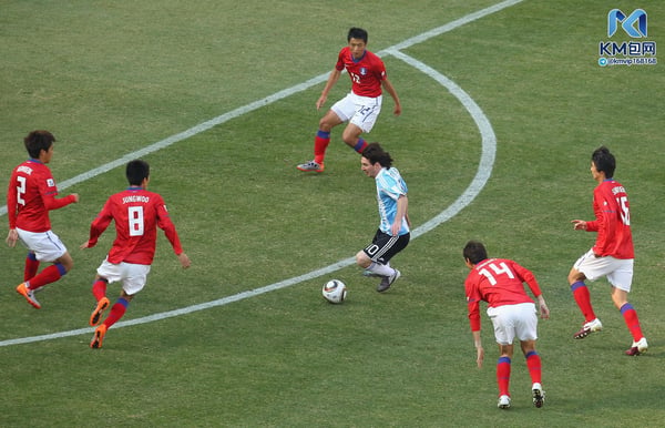 世界杯FIFA体育新闻:在2010年南非世界杯小组赛中,阿根廷队的莱昂内尔·梅西被韩国队球员包围。