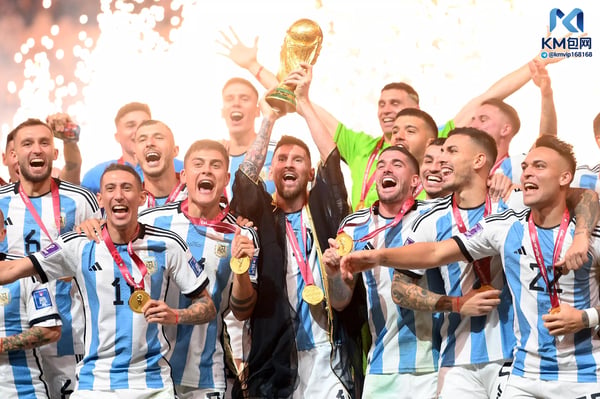 世界杯FIFA体育新闻:阿根廷球员莱昂内尔·梅西在卢赛尔体育场举起国际足联世界杯奖杯。