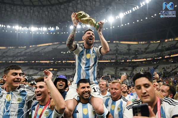 世界杯FIFA体育新闻:梅西扛着世界杯奖杯,与阿圭罗一起庆祝。