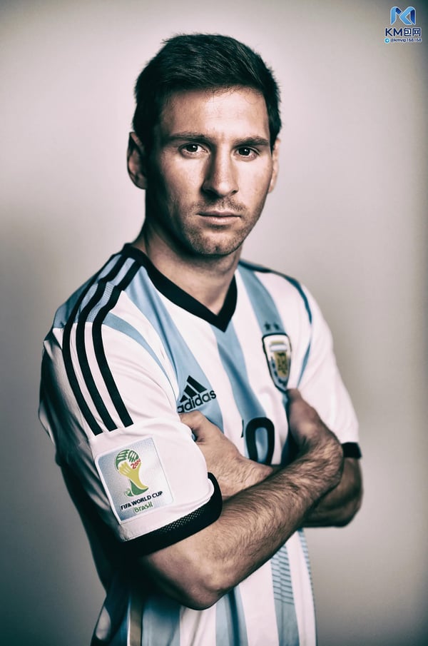 世界杯FIFA体育新闻:阿根廷球星莱昂内尔·梅西在2014年巴西世界杯开赛前摆姿势拍照
