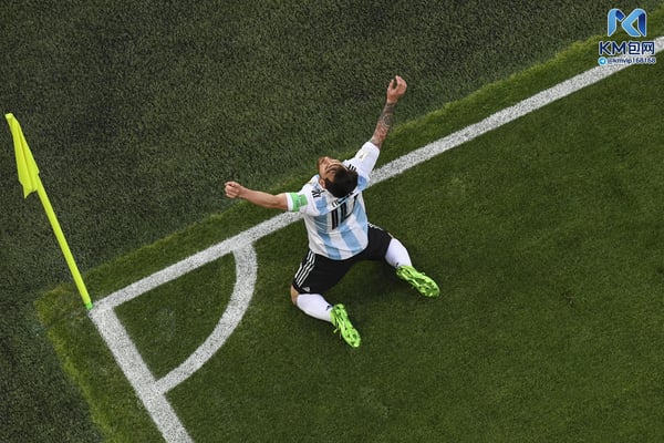 世界杯FIFA体育新闻:在2018年俄罗斯世界杯D组小组赛圣彼得堡站的比赛中,莱昂内尔·梅西为阿根廷队攻入制胜球,庆祝战胜尼日利亚队。