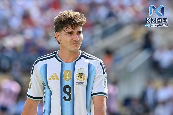 世界杯FIFA体育新闻:胡利安·阿尔瓦雷斯在欧洲掀起了一场转会大战。/ Harry Langer/DeFodi Images/Getty Images