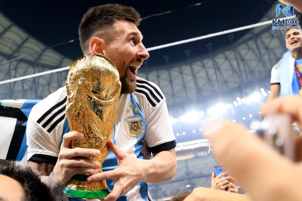 世界杯FIFA体育新闻:莱昂内尔·梅西带领阿根廷队赢得了最重要的奖杯。/ Gustavo Pagano/Getty Images