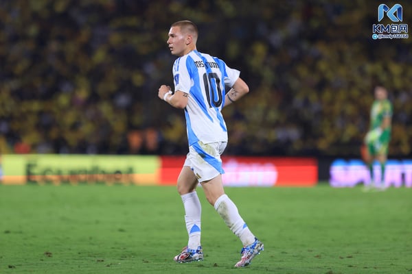 世界杯FIFA体育新闻:弗朗哥·马斯坦图诺是最近一位身披梅西10号球衣的阿根廷球员。/ Franklin Jacome/Getty Images