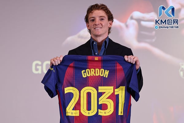 世界杯FIFA体育新闻:安东尼·戈登将诺坎普球场作为了他的新家。/ Adria Puig/Anadolu/Getty Images