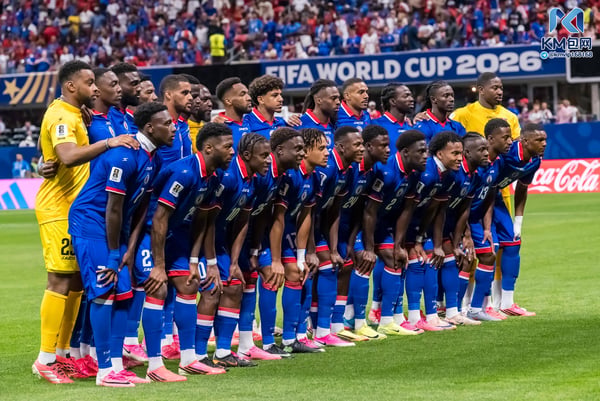世界杯FIFA体育新闻：2026年6月24日，海地队球员在与摩洛哥队的比赛前合影留念。