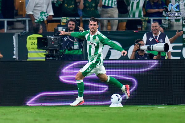 世界杯FIFA体育新闻:特洛伊·帕罗特打入制胜球,帮助皇家贝蒂斯战胜皇家马德里。/ Diego Souto/Getty Images