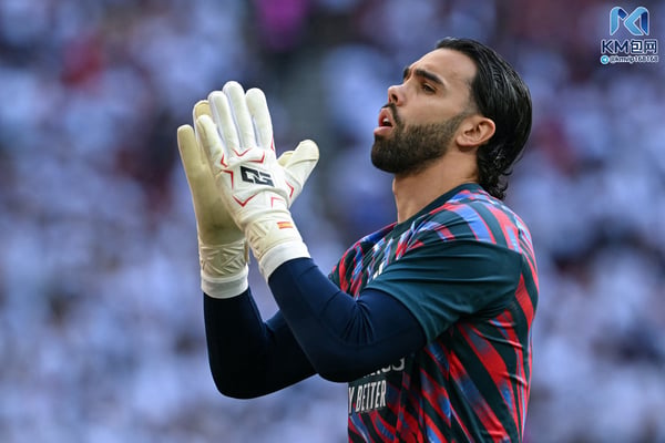 世界杯FIFA体育新闻：大卫·拉亚是联赛最佳门将。/ NICOLAS TUCAT/AFP/Getty Images