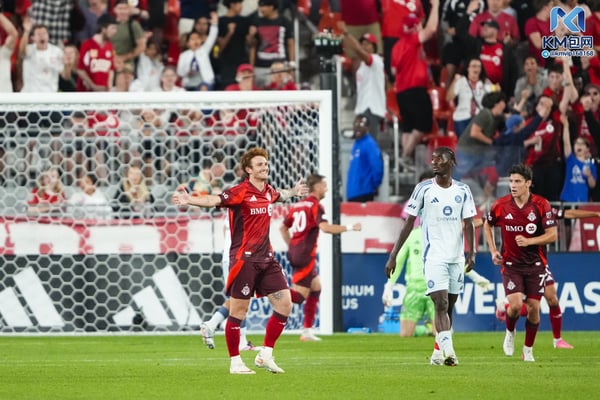 世界杯FIFA体育新闻：乔什·萨金特带领多伦多FC距离MLS杯季后赛席位仅差一分。/ 图片来自路透社