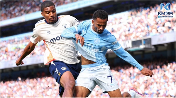 世界杯FIFA体育新闻:伊利曼·恩迪亚耶(右)周六完成了他在曼城队的首秀。/ Robbie Jay Barratt/AMA/Getty Images