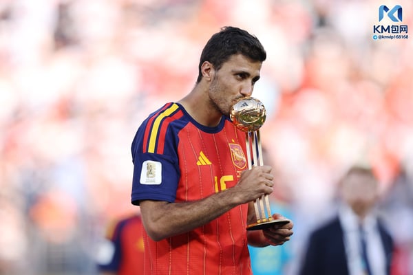 世界杯FIFA体育新闻:罗德里在2026年击败梅西,赢得该奖项。/ Buda Mendes/Getty Images