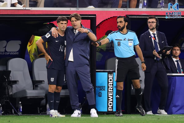 世界杯FIFA体育新闻:毛里西奥·波切蒂诺(右)对克里斯蒂安·普利西奇(左)以及美国国家男子足球队的其他球员都提出了很高的要求。/ Fran Santiago/Getty Images