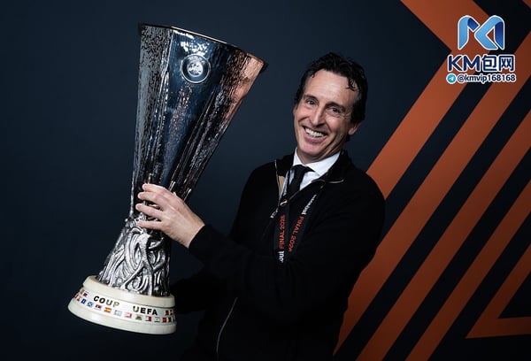 世界杯FIFA体育新闻:乌奈·埃梅里第五次捧起欧联杯冠军奖杯,创下纪录。/ Alex Caparros/UEFA/Getty Images