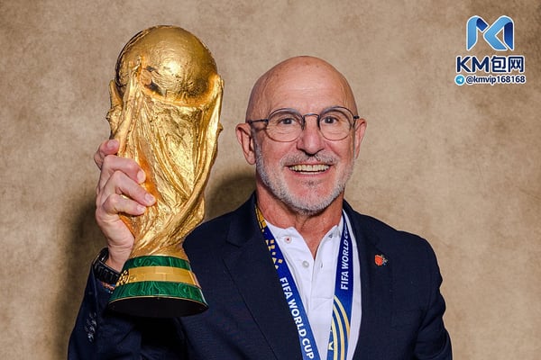 世界杯FIFA体育新闻:路易斯·德拉富恩特带领西班牙队夺得世界杯冠军。/ Ryan Pierse/FIFA/Getty Images