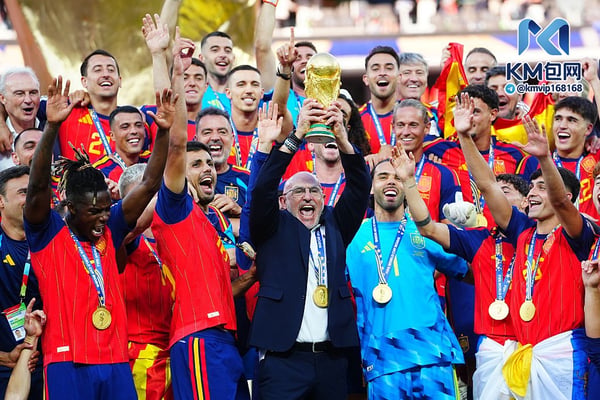 世界杯FIFA体育新闻:路易斯·德拉富恩特(中)率领西班牙队在2026年世界杯上取得压倒性胜利。/ Evrim Aydin/Anadolu/Getty Images
