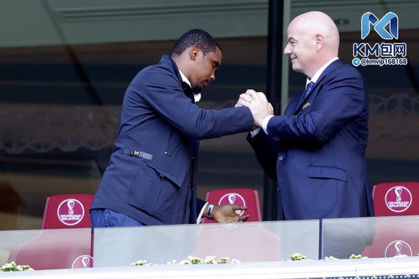 世界杯FIFA体育新闻：萨穆埃尔·埃托奥和詹尼·因凡蒂诺多年来一直保持着密切的关系。/ David S. Bustamante/Soccrates/Getty Images
