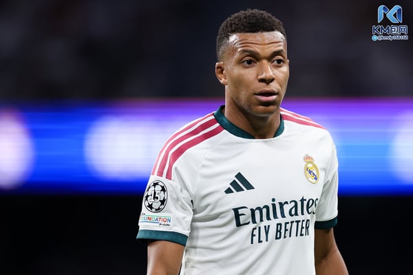 世界杯FIFA体育新闻:基利安·姆巴佩 (Kylian Mbappé) 经常成为社交媒体上的攻击目标。 /弗洛伦西亚·谭军-欧足联/盖蒂图片社