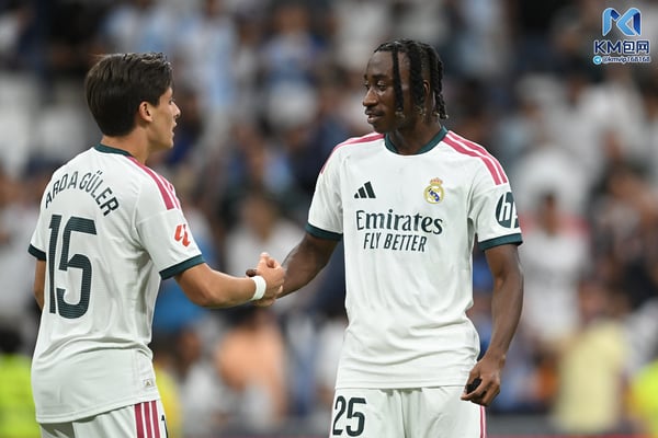 世界杯FIFA体育新闻：阿尔达·居勒（左）和扬·迪奥曼德正在争夺同一个位置。/ Denis Doyle/Getty Images