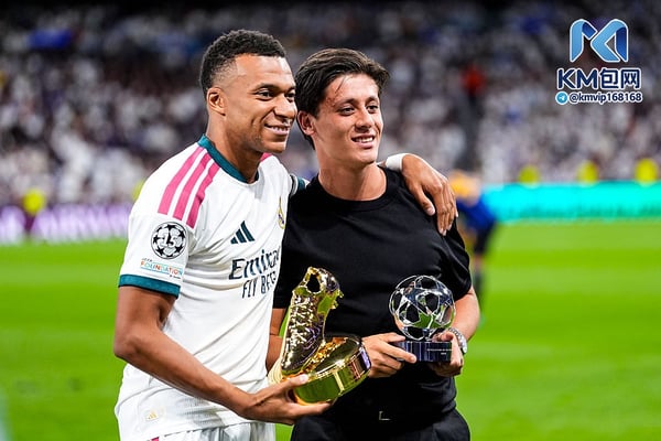 世界杯FIFA体育新闻：基利安·姆巴佩（左）和阿尔达·居勒在伯纳乌球场迅速建立起默契。/ Oscar J. Barroso/Europa Press/Getty Images