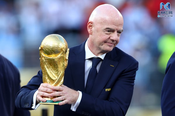 世界杯FIFA体育新闻：詹尼·因凡蒂诺面临着辞职的呼声。/ 克里斯·布伦斯基尔/Fantasista/Getty Images