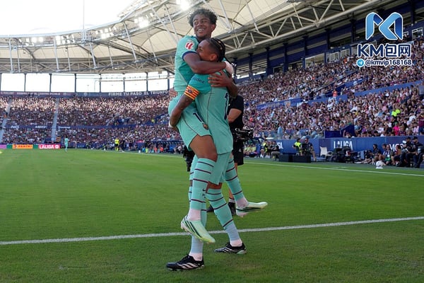 世界杯FIFA体育新闻:巴萨延续了赛季初的闪电般开局。/ Alex Caparros/Getty Images