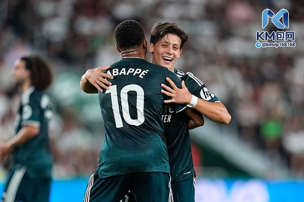世界杯FIFA体育新闻:基利安·姆巴佩(左)和阿尔达·居勒表现出色。/ Dennis Agyeman/Europa Press/Getty Images