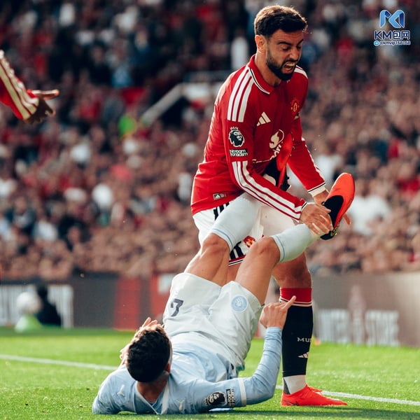 世界杯FIFA体育新闻:布鲁诺·费尔南德斯(上图)和菲尔·福登都犯了判断失误的错误。/ Zohaib Alam/曼联/Getty Images