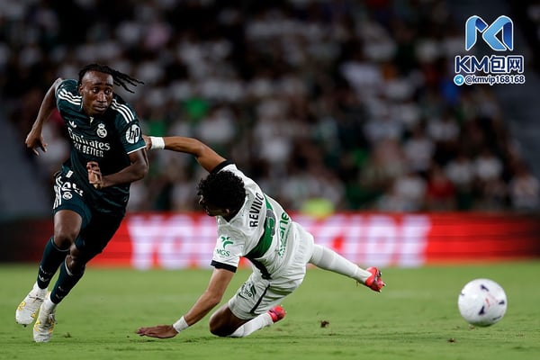 世界杯FIFA体育新闻:扬·迪奥曼德(左)为皇家马德里贡献了他在球队的首个进球。/ M Gracia Jimenez/Soccrates/Getty Images