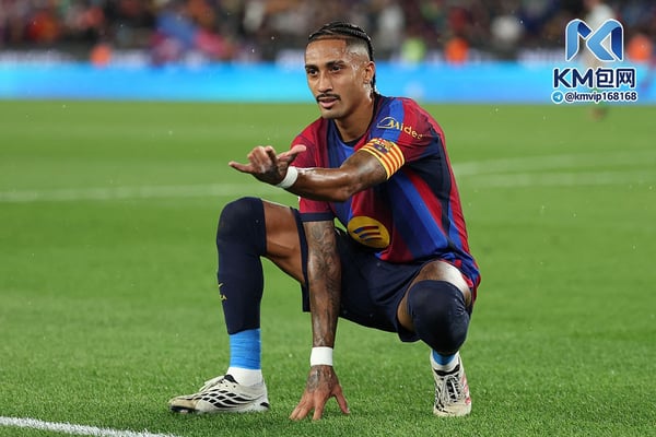 世界杯FIFA体育新闻：拉菲尼亚上演了本赛季首个帽子戏法，此前他已有三场比赛梅开二度。/ Lluis Gene/AFP/Getty Images