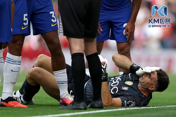 世界杯FIFA体育新闻：埃米利亚诺·马丁内斯被加布里埃尔踢中面部。/ Ryan Pierse/Getty Images